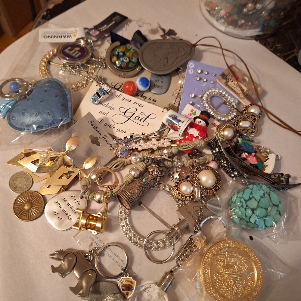 43 LOT misc bundle keyrings trinket boxes button covers buckles TREASURE HUNT - Picture 11 of 11